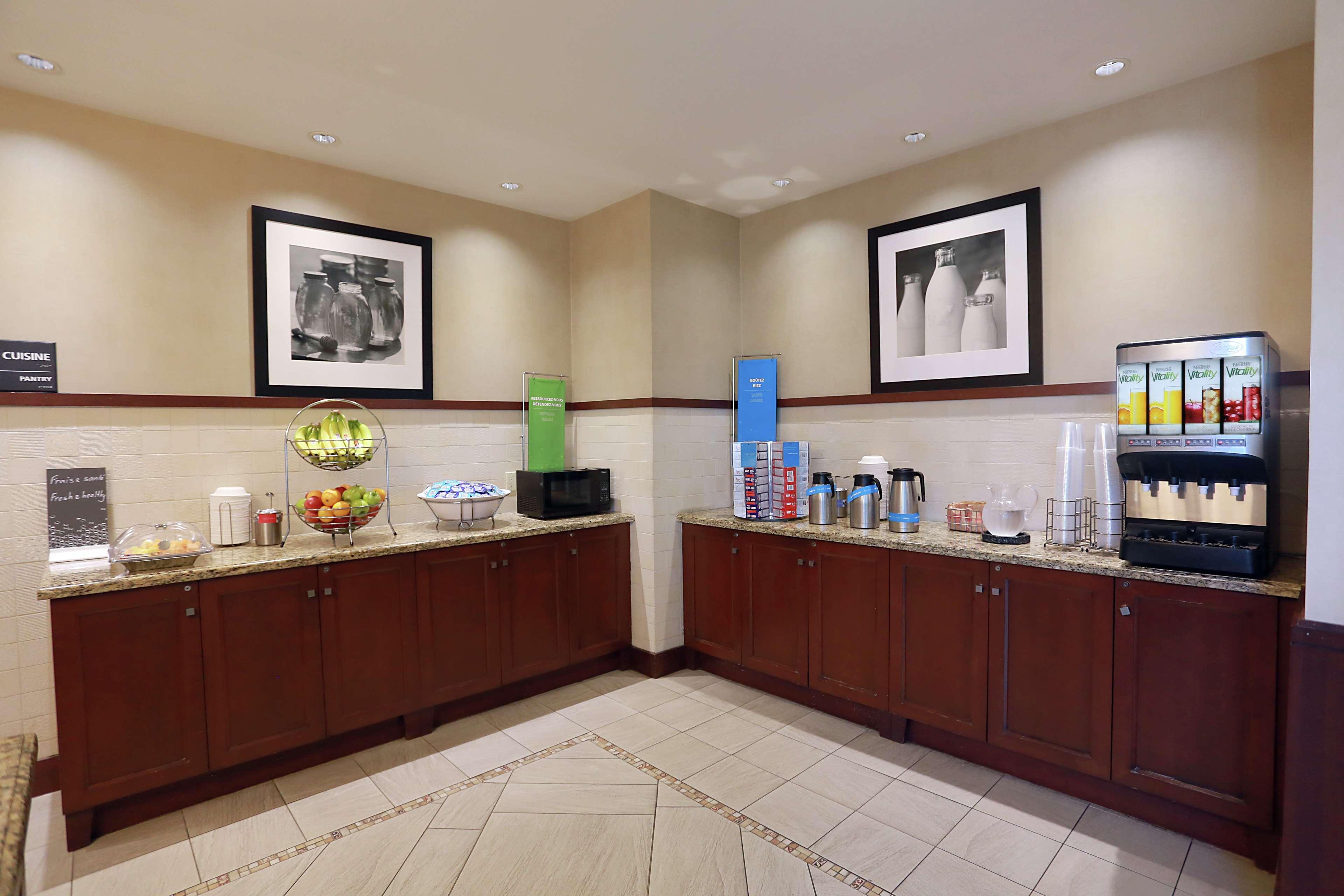 Hampton Inn & Suites Laval Exteriér fotografie